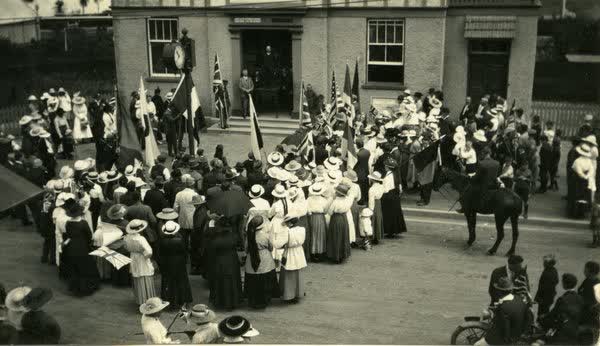 Crowd gathered for Armistice Day paradeJan Shuttleworth collection, 1918