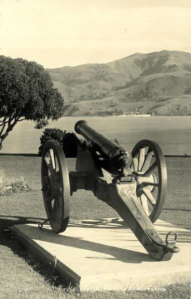 Cannon at Britomart Reserve with HMS Chatham in backgroundJan Shuttleworth collection, 1921