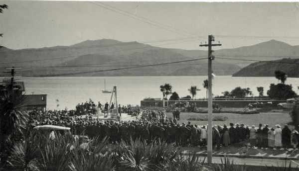 Crowds gathered for laying of War Memorial foundation stoneJan Shuttleworth collection, 1922