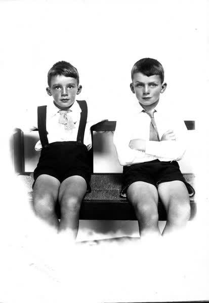 Gerald and Denis Jacobson portraitJan Shuttleworth collection, 1923