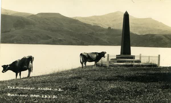 Cows beside Britomart MonumentJan Shuttleworth collection, 1931