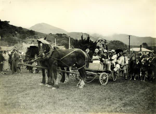 Crowds with two horses and a wagonJan Shuttleworth collection, 1931