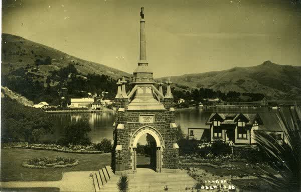 Peninsula War Memorial and bathing shedJan Shuttleworth collection, 1930