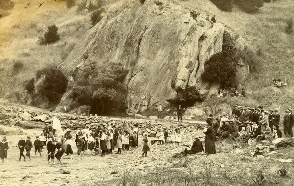 Crowds of adult and children at Tikao BayJan Shuttleworth collection, 1910