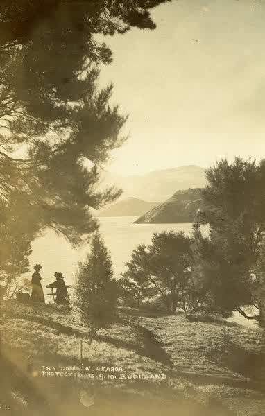Two Ladies at Lookout pointJan Shuttleworth collection, 1910