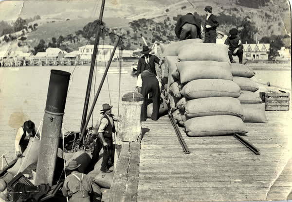 Loading sacks of grass seed at Main WharfJan Shuttleworth collection, 1904