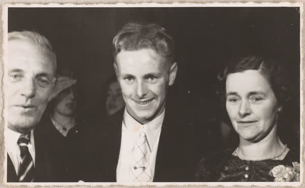 Harry Thomas with his parents, 1930