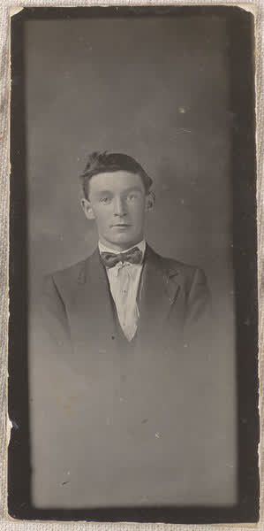 Man in a bowtie, 1910