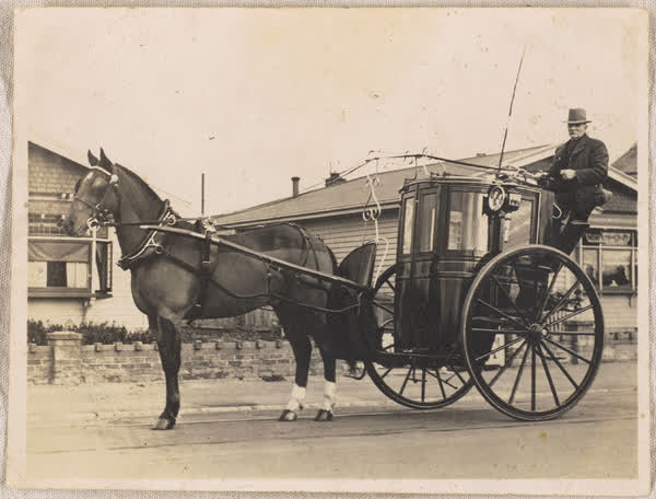Mr Dunlop with his hansom cab, 1915