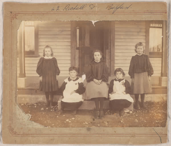 Huston sisters of 42 Richill Street, 1900