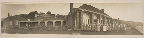 Cashmere Sanatorium staff portrait panorama, 1910