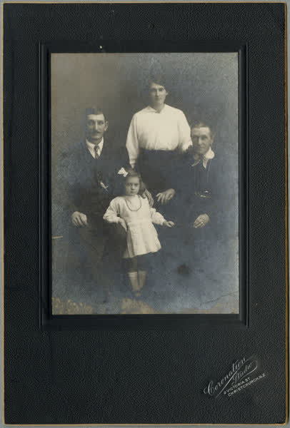 Chisnall family members, 1900