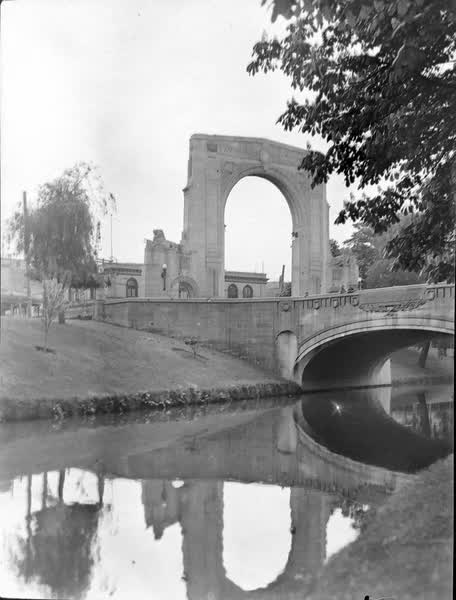Bridge of Remembrance and Avon River/Ōtakaro, 1930