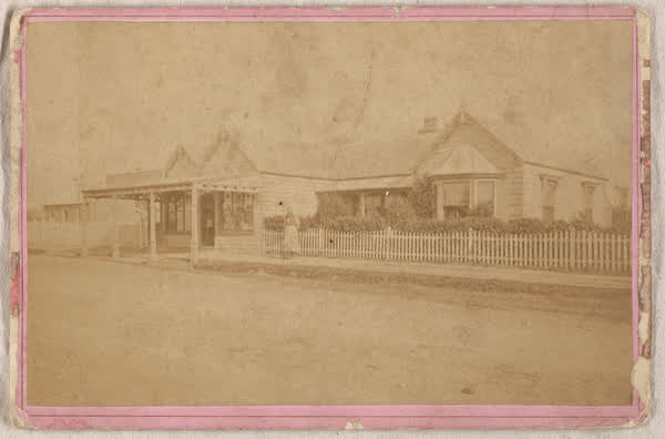 Family Nisbit Grocers, 1900