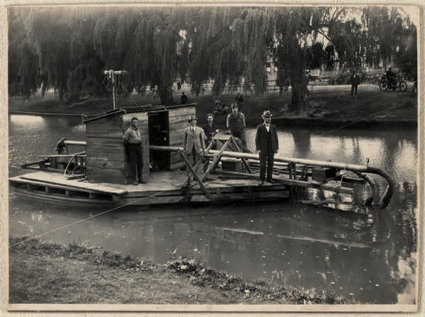 Dredge on the Avon River, 1926
