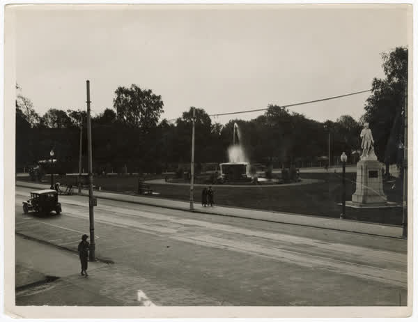 Bowker Fountain and Cook statue, 1941