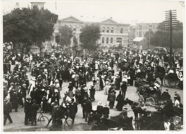 Crowds in Cathedral Square, 1900