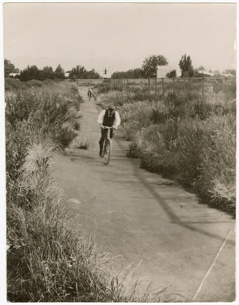Cycle track, London Street, Richmond, 1901