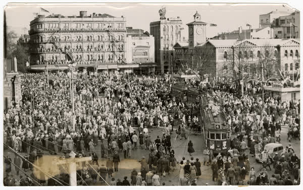 Crowds in Cathedral Square, 1930