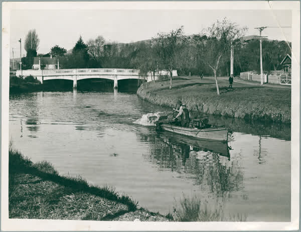 Clearing weeds on the Heathcote River, 1940