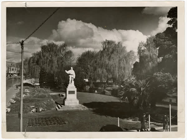 Robert Falcon Scott statue, 1942