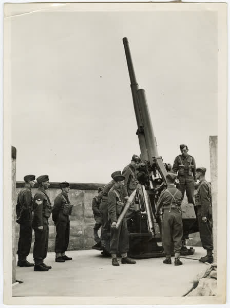 Soldiers loading an anti-aircraft gun, 1943