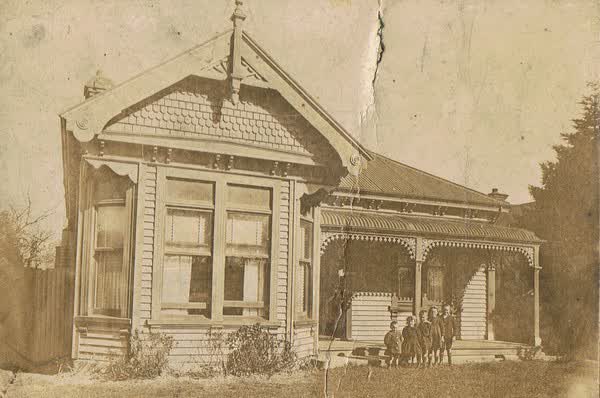 Connor children portrait at 330 Bealey Avenue, 1910