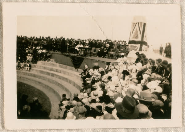 Unveiling of war memorial, 1925