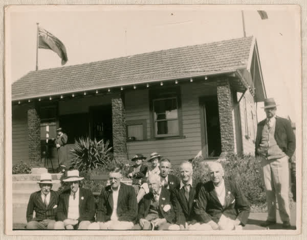 New Brighton Bowling Club clubhouse and members, 1935