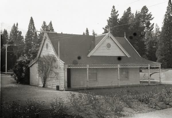 Queen Mary Hospital bathhouse, 1900