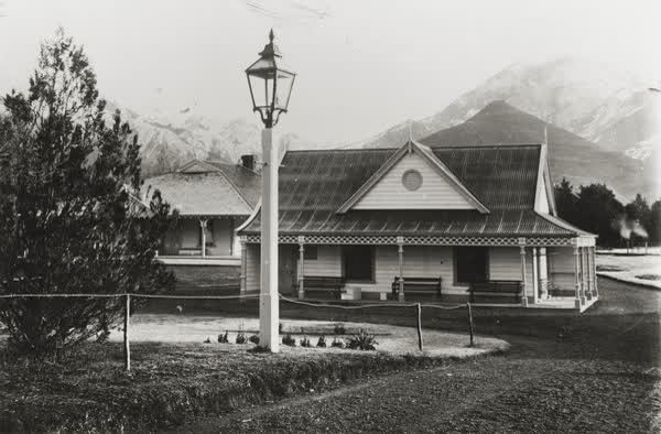 Queen Mary Hospital bathhouse and gas lamp, 1900