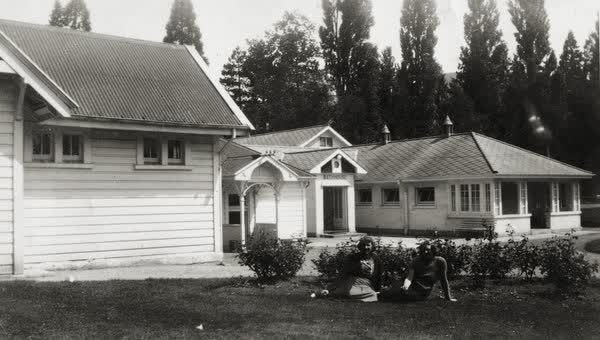 Queen Mary Hospital bathhouse, 1900