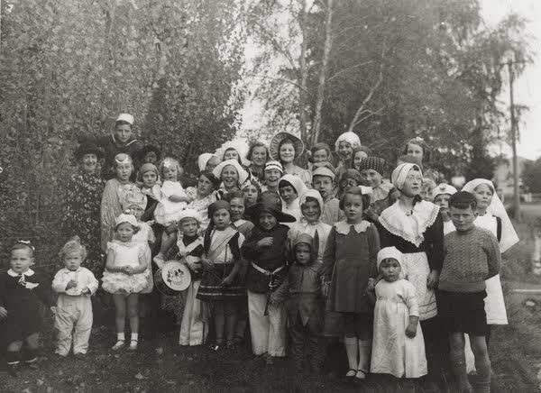 Children in costumes, 1900