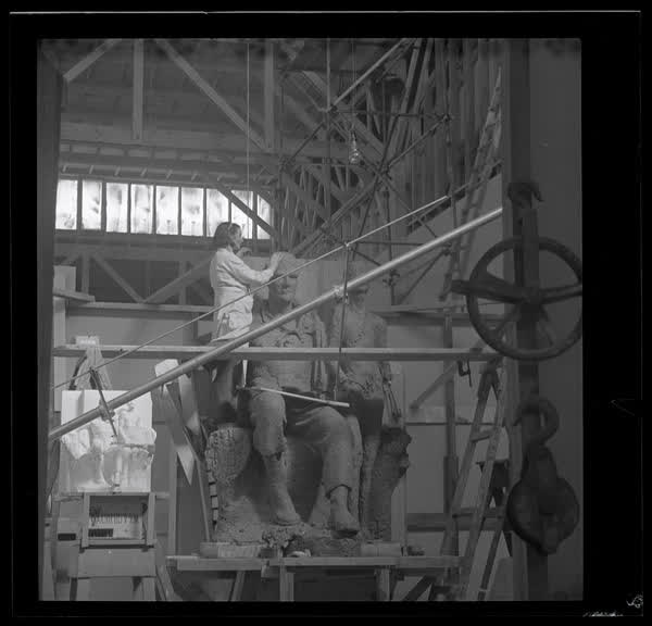 Making the Pioneer Men statue, 1930