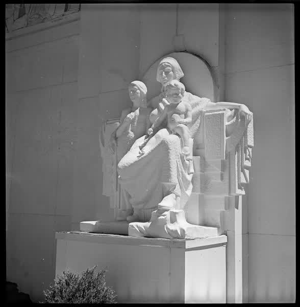 Completed Pioneer Women statue, 1939