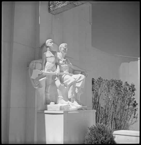 Completed Pioneer Men statue, 1939