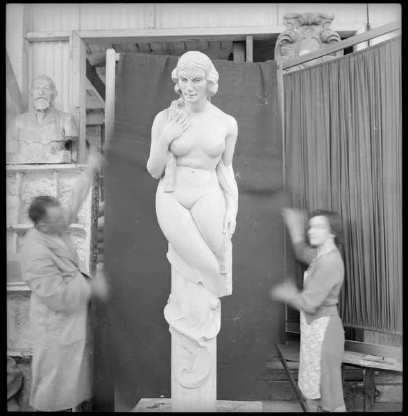 People next to a statue, 1939