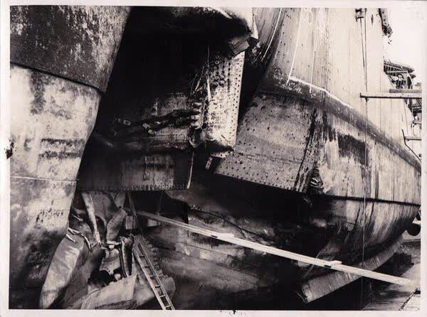 Torpedo damage to HMNZS Leander, 1943