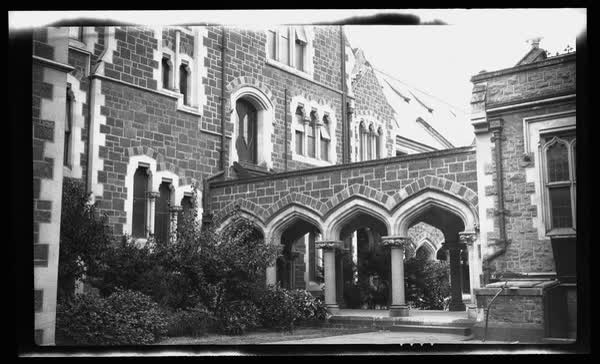 Portico and women’s common room, Canterbury College, 1927