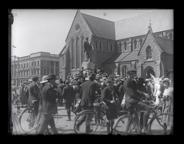 Crowds outside ChristChurch Cathedral, 1919