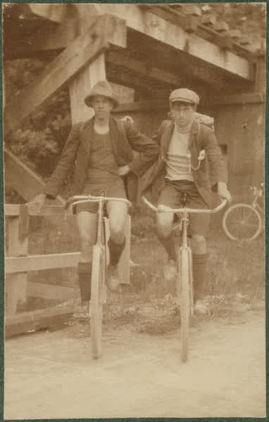 Two cyclists, 1900