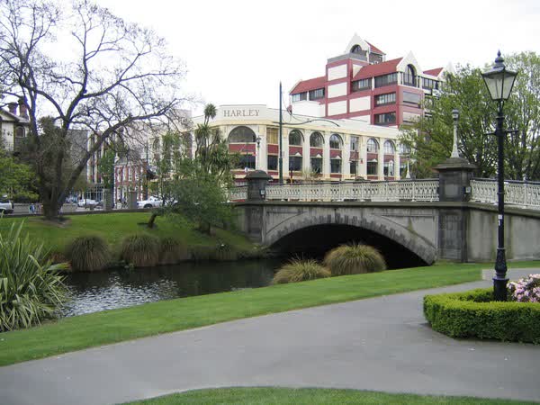 Harley Chambers and Worcester Street Bridge, 2004