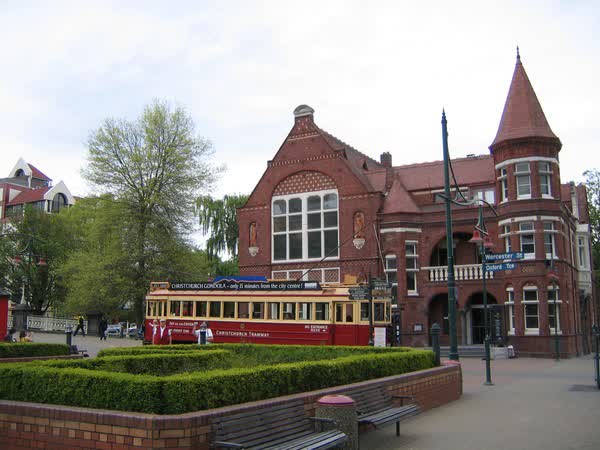 Tram 178 outside the former Municipal Chambers, 2004