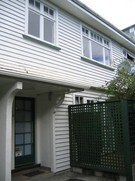 13 Salisbury Street bottom flat entrance, 2005