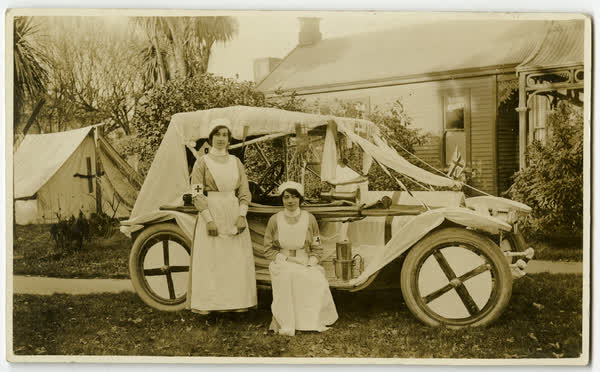Nurses with an automobile, 1910