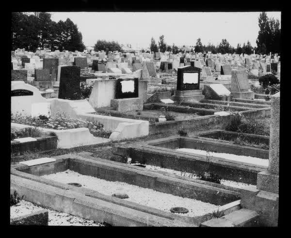 Bromley Cemetery graves and headstones, 1945