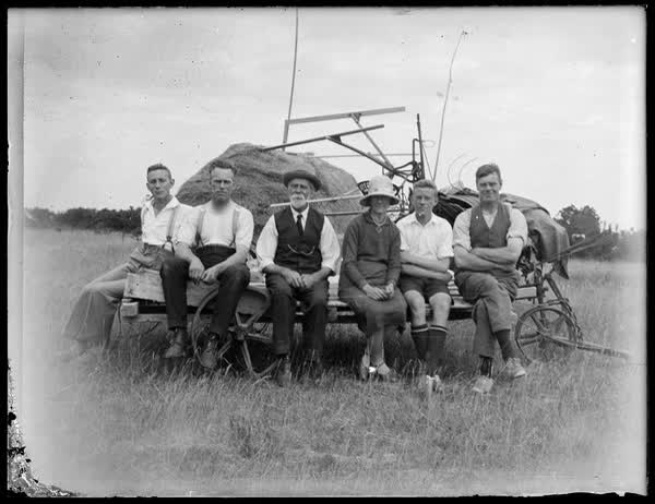 Sutton family on a wagon, 1928
