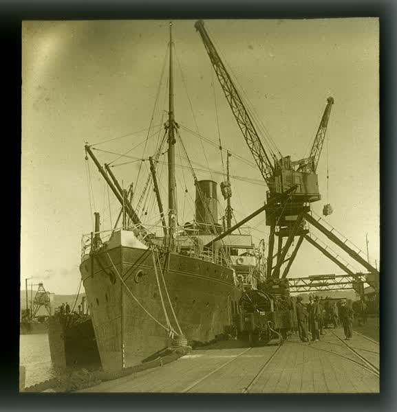 Working cargo at Lyttelton Port, 1920
