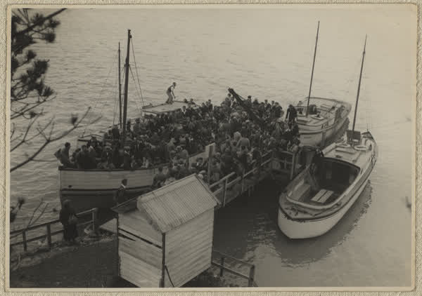 Ferry passengers at Charteris Bay jetty, 1929