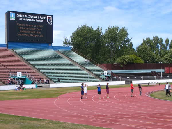 Taking marks and a discus results at QE2 Stadium, 2005